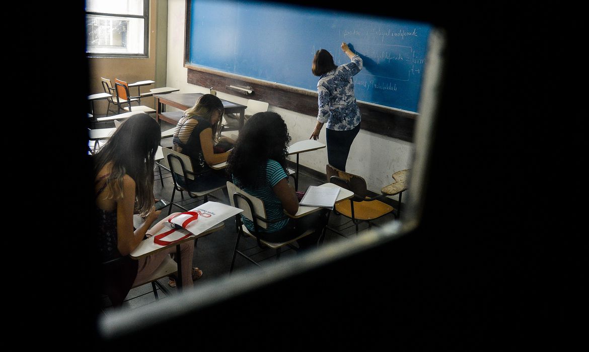 Brasil atinge número recorde de pessoas matriculadas em universidades