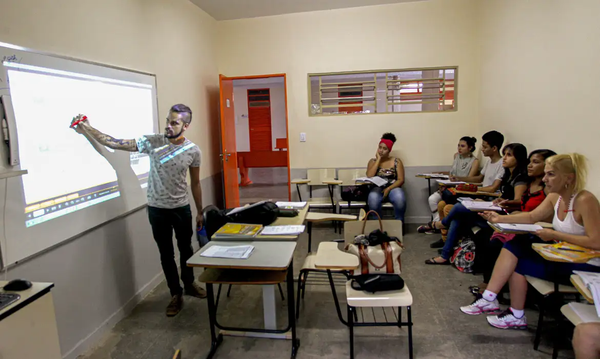 Conselho Nacional de Educação define regras para uso de IA em escolas e universidades