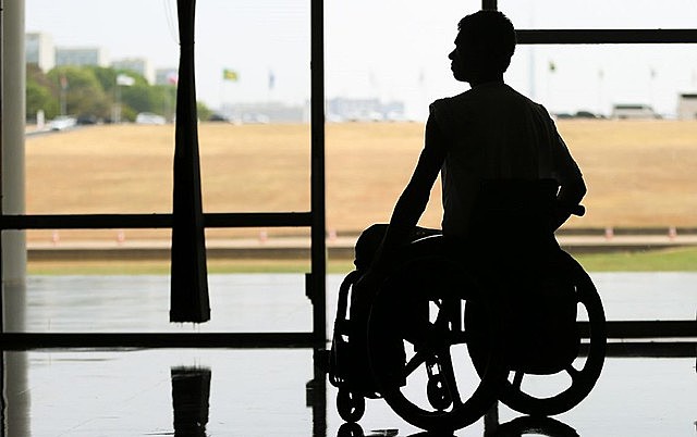 Pessoas com deficiência têm analfabetismo maior e enfrentam piores condições de moradia, diz IBGE
