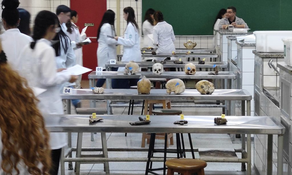 Faculdades com notas ruins no Enamed mudam avaliação de alunos e recorrem a cursinhos