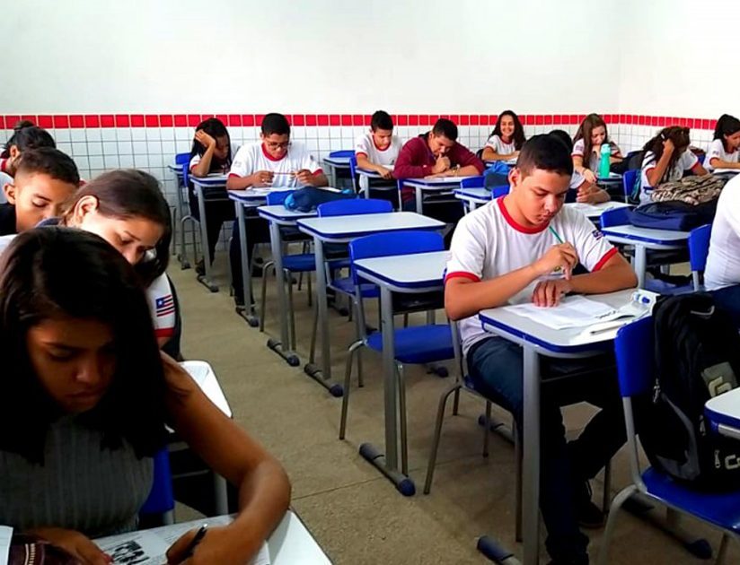 No Brasil, jovens entram no ensino médio, mas um em cada cinco não conclui