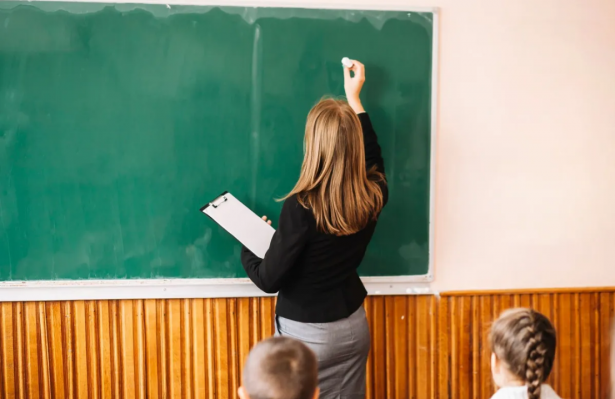 Panorama da Educação 2026: Brasil tem 9% dos professores não qualificados
