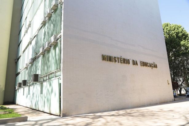 MEC debate modelo de compras centralizadas para laboratórios de ensino