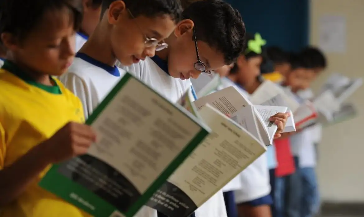 No Brasil, 67% dos alunos mais pobres não atingem nível mínimo de leitura; entre os mais ricos, 26% estão nesse patamar