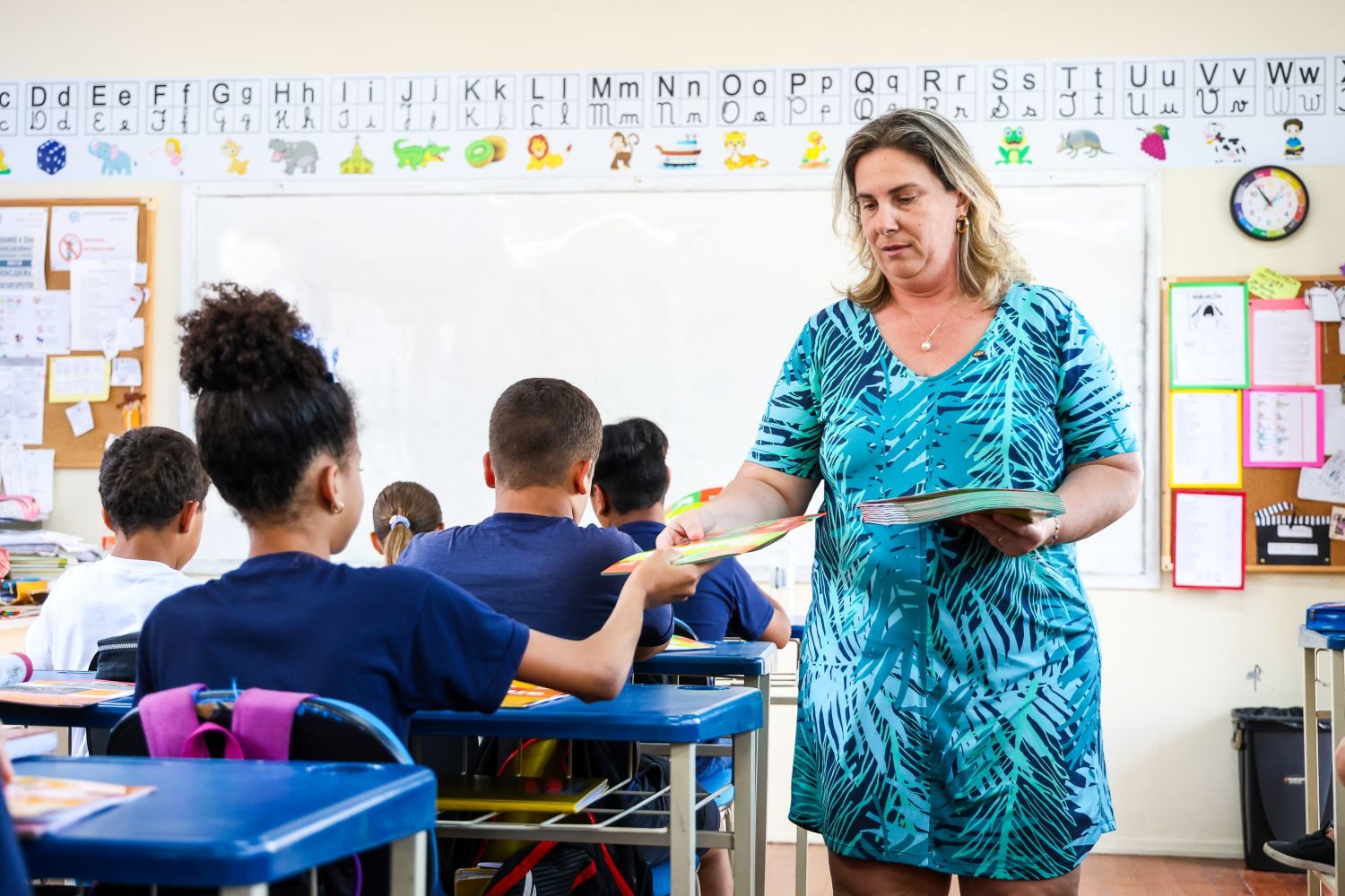 Professores brasileiros estão entre os que recebem salários mais baixos, aponta relatório