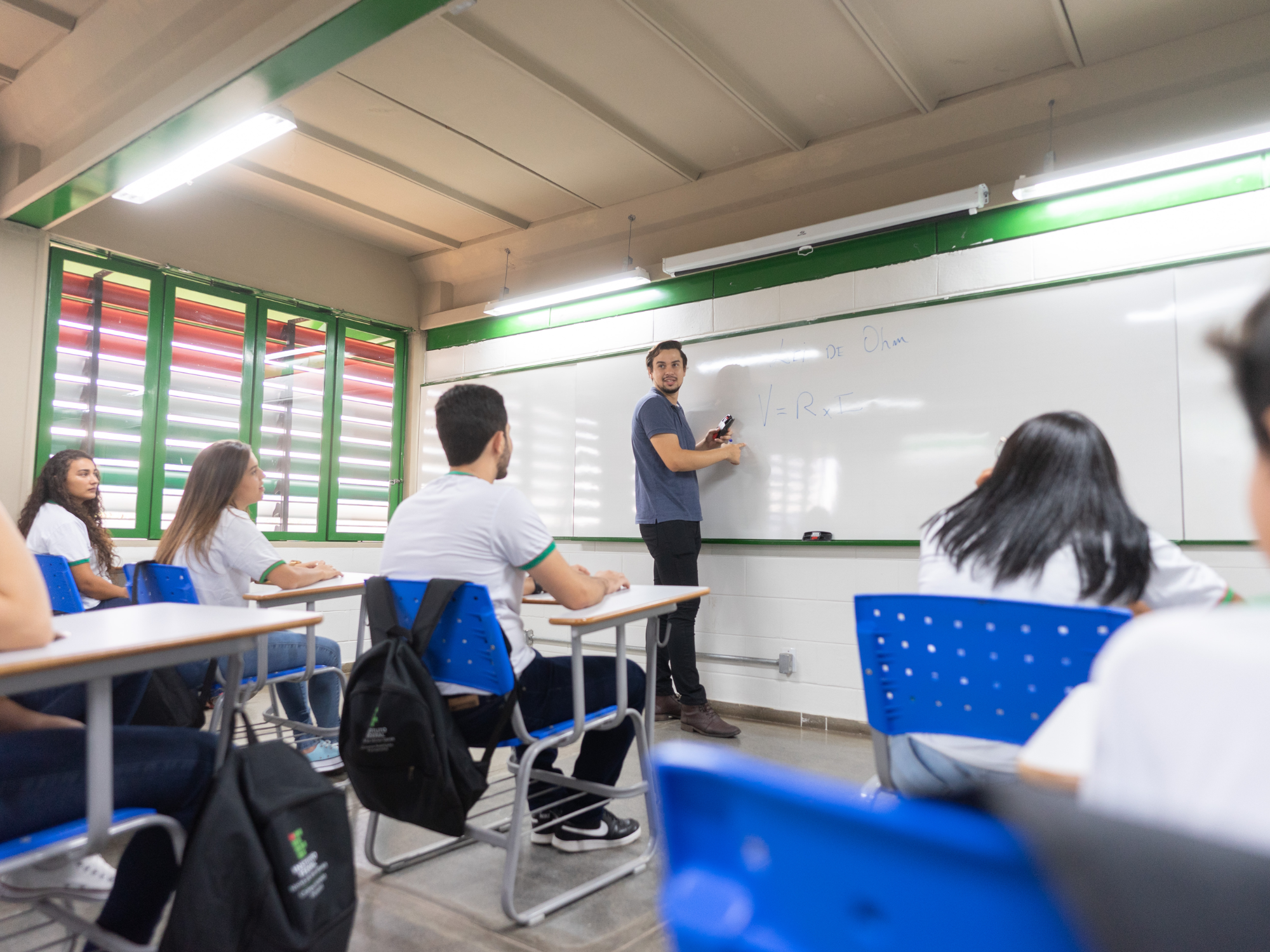 Relatório investiga fatores que levam professores a trabalhar em mais de uma escola