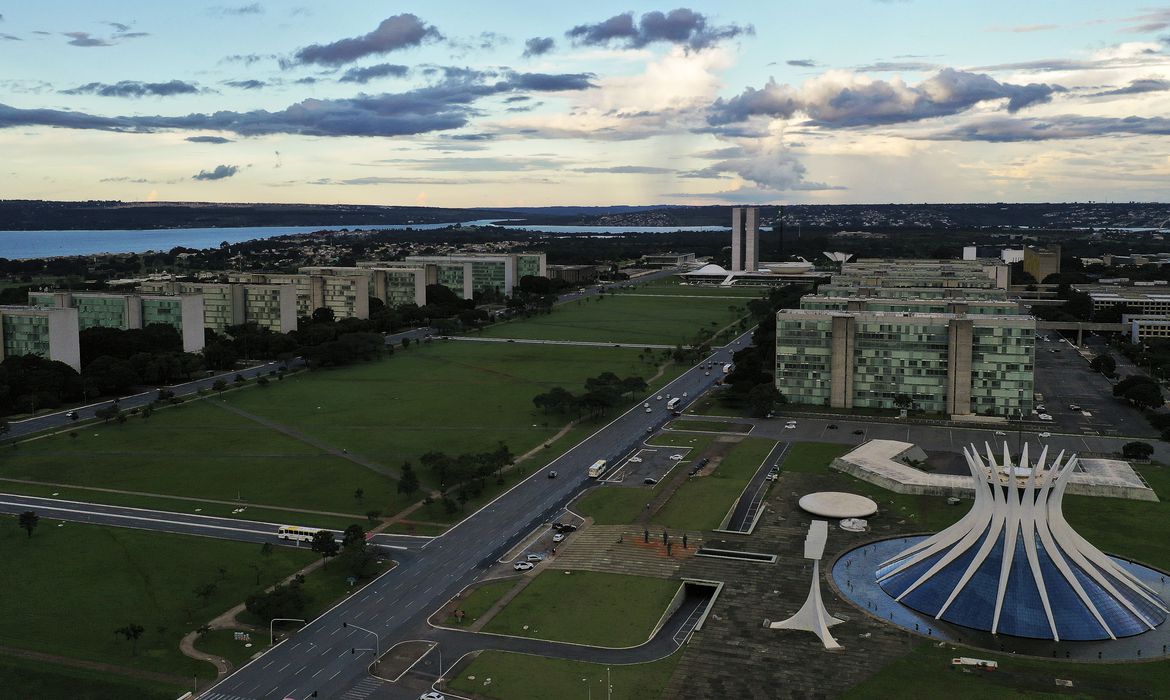 Orçamento de 2027 limita reajuste real de servidores públicos