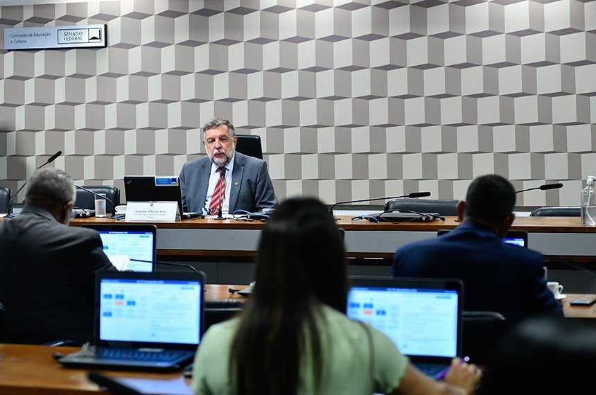 CE volta a debater Plano Nacional de Educação