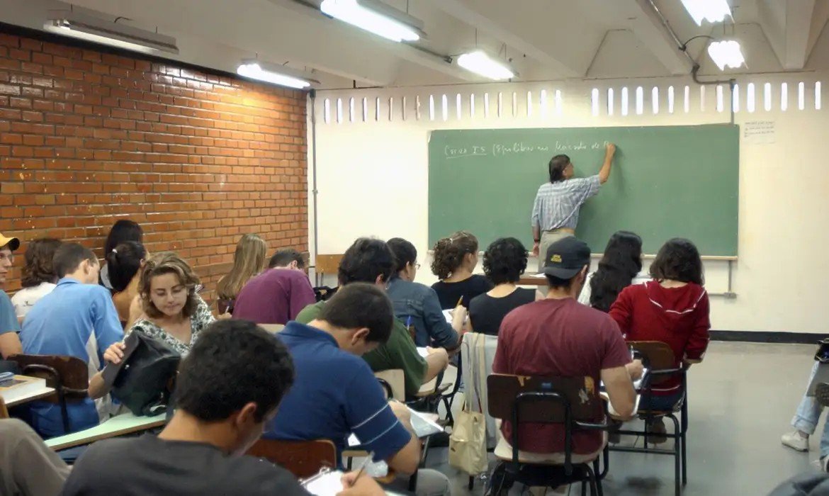Formação de professores a distância mostra desempenho 53,1% inferior à presencial